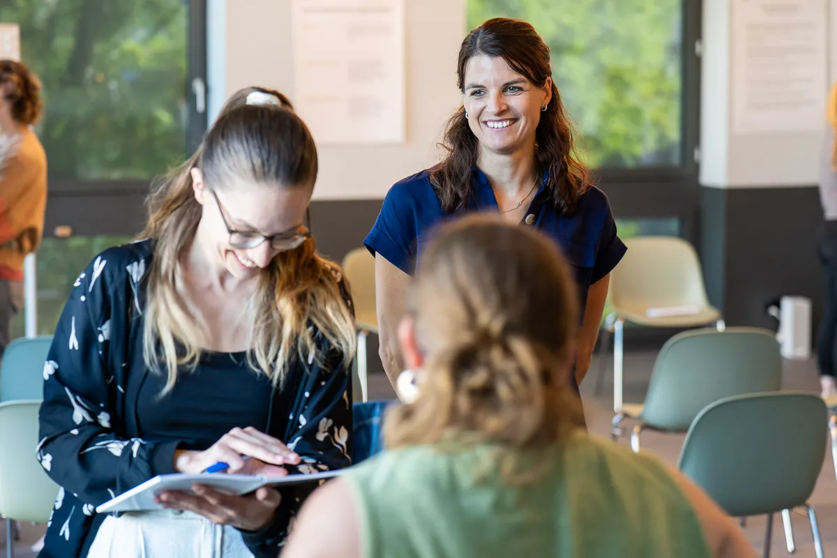 Teilnehmende einer Mental-Coach-Ausbildung der Mindgroup Coaching Academy in einem persönlichen Coaching-Moment