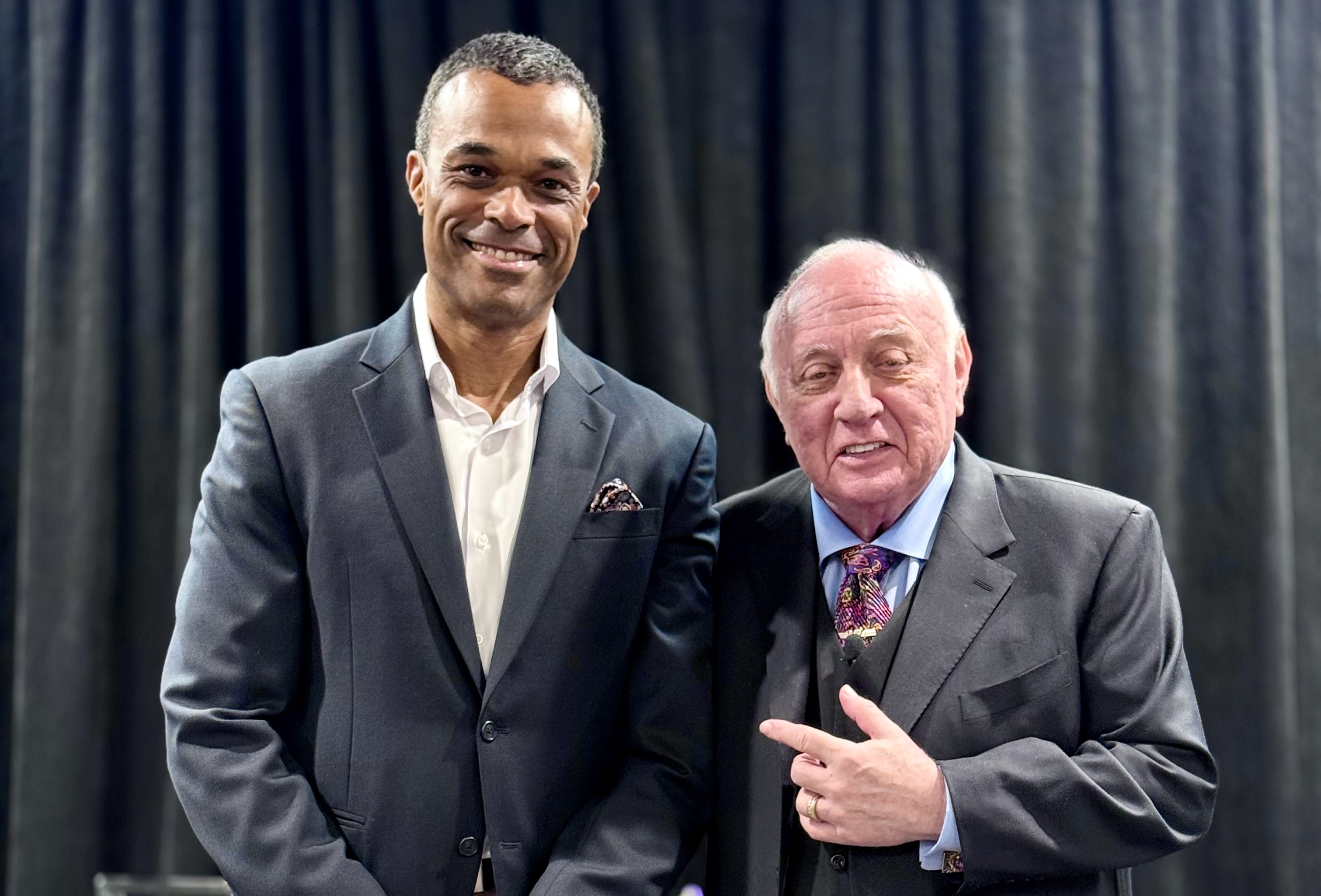Ray Popoola mit Dr. Richard Bandler — persönliche NLP-Lizenzierung
